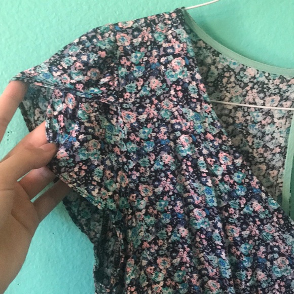 Summer Floral Romper 🌸💐 - Picture 2 of 7